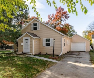 1008 67th St, Windsor Heights, IA 50324