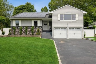 18 Robin Ln, Kings Park, NY 11754
