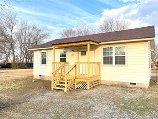 625 NE 4th St, Checotah, OK 74426