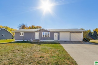 557 6th St NW, Sioux Center, IA 51250