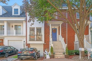 26 Half Moon Isle Unit 26A, Jersey City, NJ 07305
