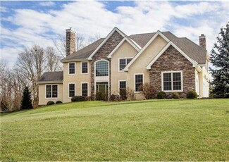 95 Woodside Dr, Easton, PA 18042
