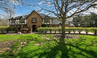 557 Pine Point Dr, Akron, OH 44333