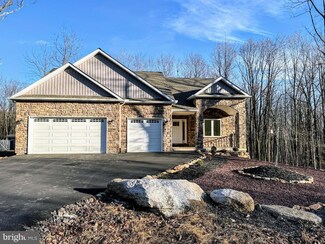 46 Pebble Beach Dr, Hazle Township, PA 18202