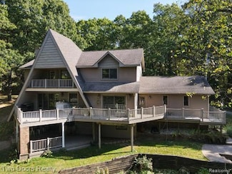 175 Barr Rd, Oxford, MI 48370