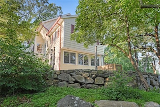 47 Mountainview Dr, Tomkins Cove, NY 10986