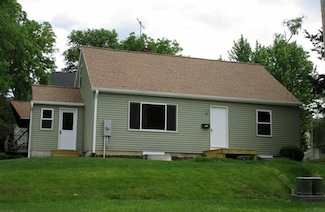 624 W 22nd St, Cedar Falls, IA 50613