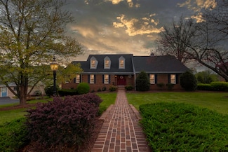 1605 Summit Dr, Waynesboro, VA 22980