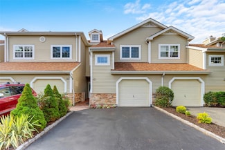 67 Carriage Ln, Plainview, NY 11803