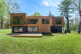 28 Mclain St, Bedford Corners, NY 10549