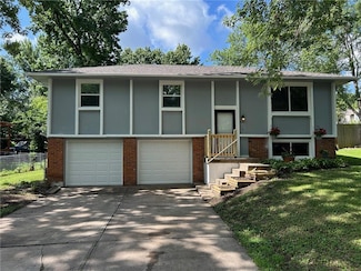 300 SW Sandstone Dr, Blue Springs, MO 64014