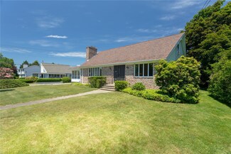 7 Palm Beach Ave, Narragansett, RI 02882