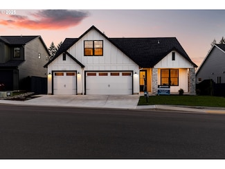 132 W 19th St, La Center, WA 98629