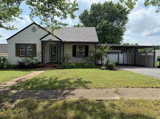 303 S 11th St, Perry, OK 73077