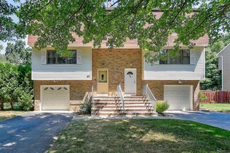 52 Dortmunder Dr, Manalapan, NJ 07726