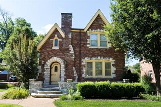 7326 Country Club Dr, Saint Louis, MO 63121