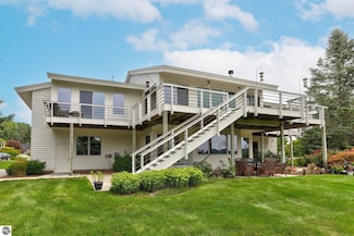 18027 Hammond Bay Dr, Spring Lake, MI 49456