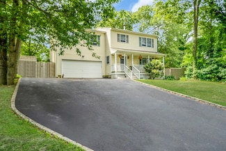 64 Magnolia Dr, Rocky Point, NY 11778