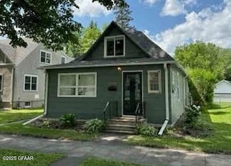 1118 Cottonwood St, Grand Forks, ND 58201