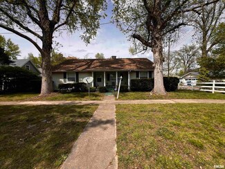 810 E 7th St, Centralia, IL 62801