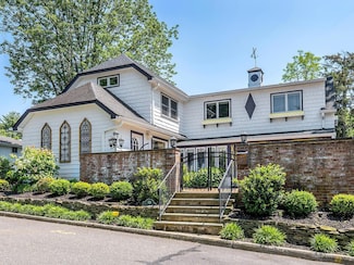 431 Carpenter Ave, Sea Cliff, NY 11579