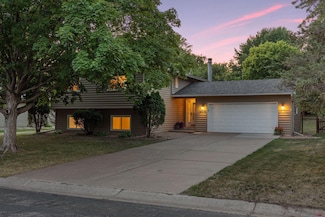 16800 N Hillcrest Ct, Eden Prairie, MN 55346