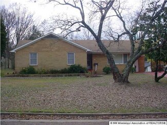411 W College Ave, Holly Springs, MS 38635