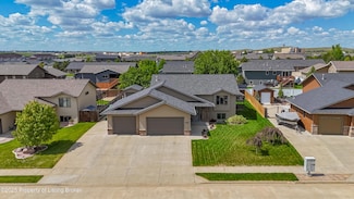 2398 4th St W, Dickinson, ND 58601