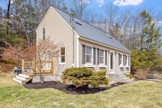 216 Irving Dr, Weare, NH 03281