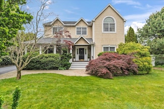 40 Carlisle Ln, East Islip, NY 11730