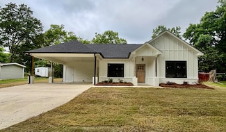63 Clay St, West Point, MS 39773