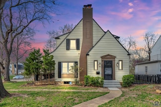 2822 SW Huntoon St, Topeka, KS 66604