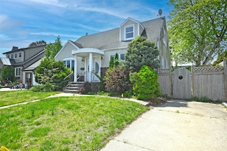 2198 Willow St, Wantagh, NY 11793