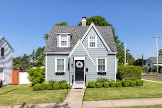32 Holcomb St, West Haven, CT 06516