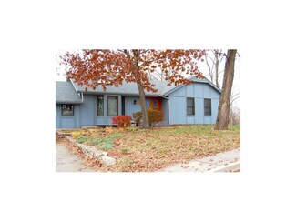5010 N Strathbury Ave, Riverside, MO 64150