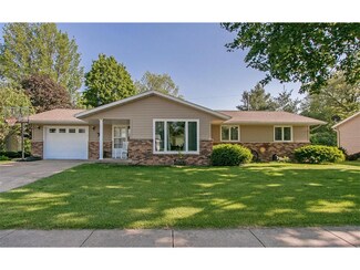 616 Crestview Dr, Mechanicsville, IA 52306