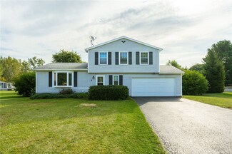 4 Acclaim Dr, Hamlin, NY 14464