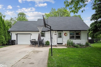 1230 S 9th Ave E, Newton, IA 50208