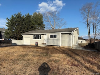233 W 12th St, Deer Park, NY 11729