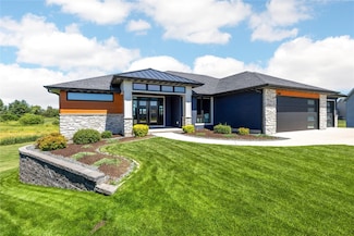 3028 Valley Ct, Hiawatha, IA 52233