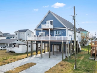 3011 3rd St, Surf City, NC 28445