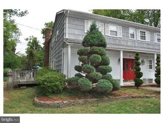 31 Smith Rd, Somerset, NJ 08873