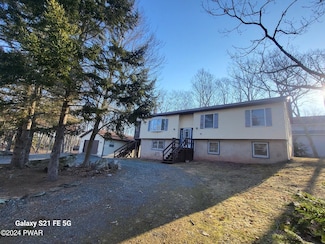800 Fetlock Ct, Hawley, PA 18428