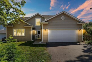 138 N Crooked Lake Ln, Lindenhurst, IL 60046