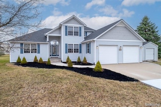 2173 Fawn Glen Cir, Lapeer, MI 48446