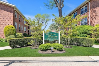 61 Maine Ave Unit A14, Rockville Centre, NY 11570