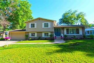 1635 Springbrook Dr, Elkhart, IN 46514