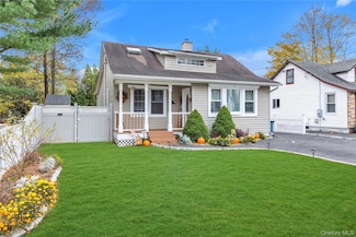 84 Cedar St, Islip, NY 11751
