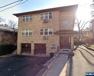 5 Hooks Ln, Edgewater, NJ 07020