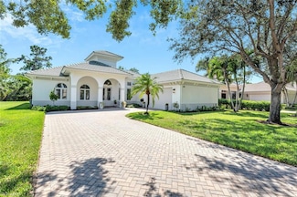 339 Saddlebrook Ln, Naples, FL 34110